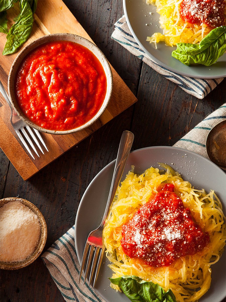 Courge spaghetti aux oignons, aux tomates et aux olives